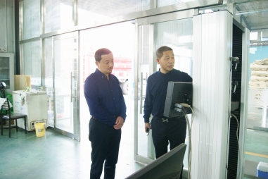 熱烈歡迎五棵松蘭州金牌代理商馬建軍先生蒞臨五棵松木業(yè)探討交流建筑模板發(fā)展的未來之路！