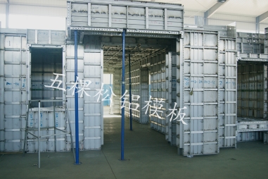 與清水模板相比，廊坊鋁合金模板的商業(yè)價(jià)值幾何？