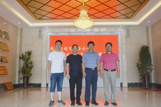 熱烈歡迎五棵松兄弟企業(yè)-----武漢傻子木業(yè)游建平到五棵松一同探討模板行業(yè)發(fā)展前景！