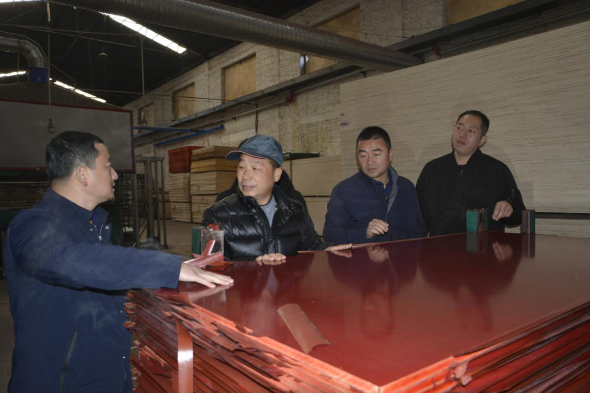 熱烈歡迎蘭州三友木業(yè)有限公司領(lǐng)導(dǎo)到五棵松木業(yè)參觀考察！