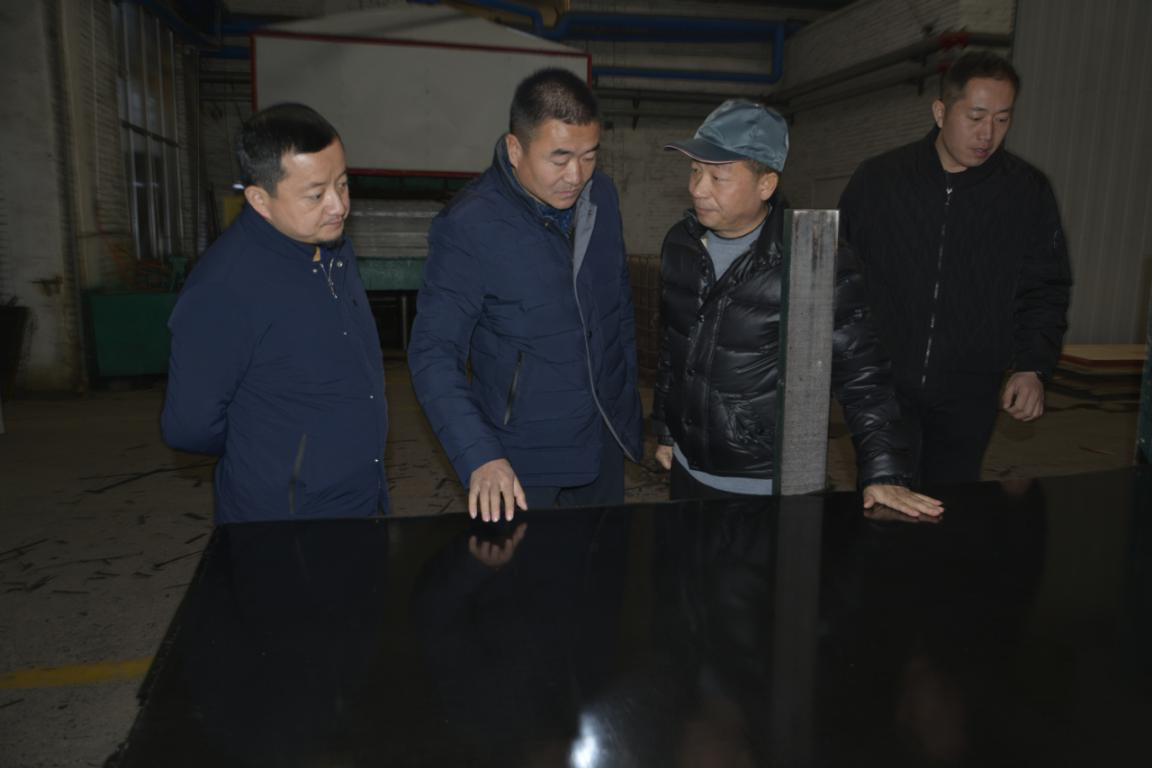 熱烈歡迎蘭州三友木業(yè)有限公司領(lǐng)導(dǎo)到五棵松木業(yè)參觀考察！