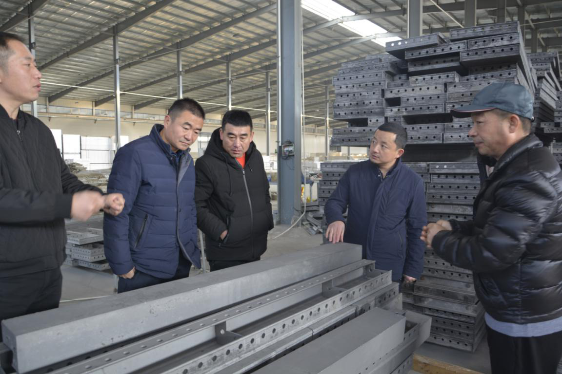 熱烈歡迎蘭州三友木業(yè)有限公司領(lǐng)導(dǎo)到五棵松木業(yè)參觀考察！