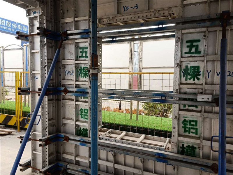 五棵松鋁模優(yōu)質(zhì)服務(wù)暖人心，蘇中建設(shè)致謝送錦旗